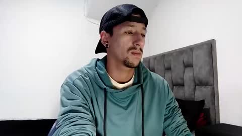 Snapshot of guykarim chatting on February 24, 7:44 am karim online show from February 24, 7:44 am