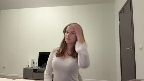 Snapshot of gwendolynnn chatting on June 1, 6:42 pm Mia online show from June 1, 6:42 pm
