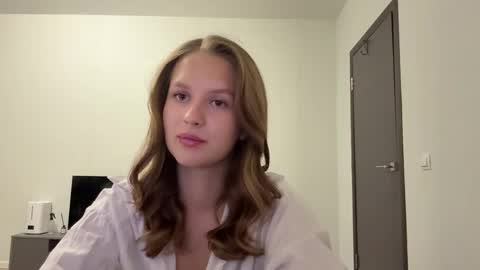 Snapshot of gwendolynnn chatting on June 3, 5:29 pm Mia online show from June 3, 5:29 pm