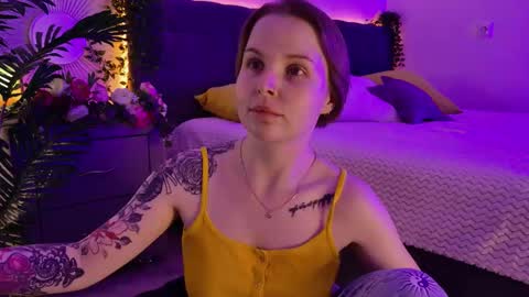 Snapshot of gwenhilton chatting on October 11, 5:28 am gwenhilton online show from October 11, 5:28 am