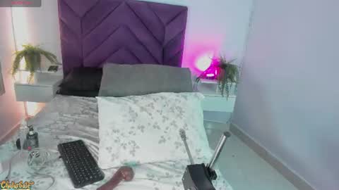Snapshot of haileystonei chatting on June 25, 11:37 am haileystonei online show from June 25, 11:37 am