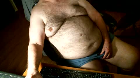 Snapshot of hairybear813 chatting on December 22, 3:00 am hairybear813 online show from December 22, 3:00 am