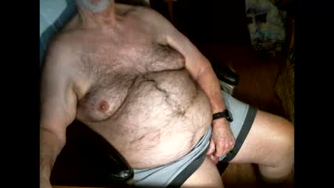 Snapshot of hairybear813 chatting on November 30, 3:43 am hairybear813 online show from November 30, 3:43 am