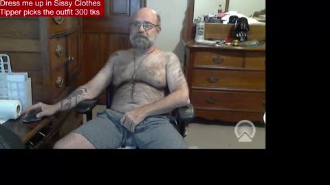 Snapshot of hairydaddybear69 chatting on February 6, 1:10 am HairyDaddyBear69 online show from February 6, 1:10 am