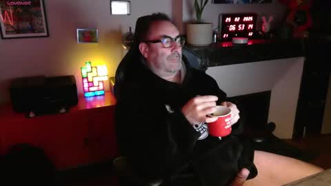 Snapshot of hairyfred73 chatting on February 25, 5:52 am hairyfred73 online show from February 25, 5:52 am