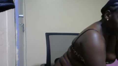 Snapshot of hairypussybigassy001 chatting on February 16, 1:27 pm hairypussybigassy001 online show from February 16, 1:27 pm