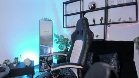 Snapshot of halley_ravenn chatting on June 4, 8:48 pm halley_ravenn online show from June 4, 8:48 pm