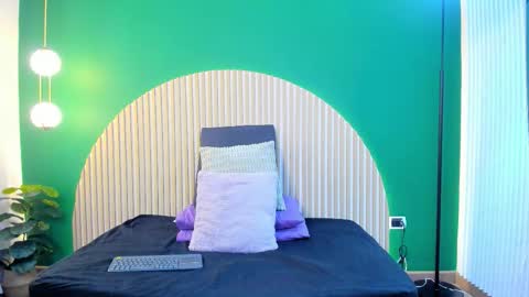 Halley Lorens online show from November 28, 8:00 pm