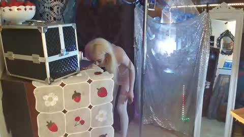 halovalentine online show from January 2, 10:44 pm