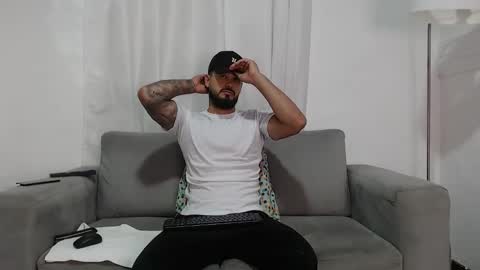 Snapshot of handsomen69 chatting on February 24, 12:52 am Handsomen online show from February 24, 12:52 am