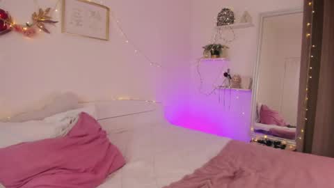 Snapshot of hannacrush chatting on May 19, 8:04 pm HannahIm a simple girl who likes gifts Lovense is activeThere are legends that in this room all your wish can come true online show from May 19, 8:04 pm