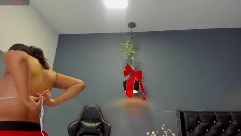 HANNAH MILLER online show from December 18, 11:24 am