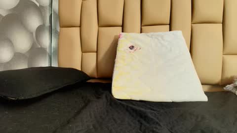 hannah_teehn online show from October 16, 7:15 pm