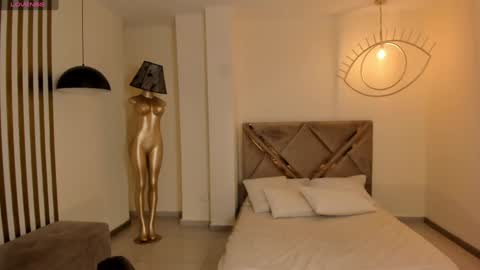 HANNAH J online show from December 4, 6:50 pm