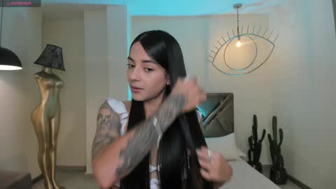 HANNAH J online show from December 5, 6:11 pm