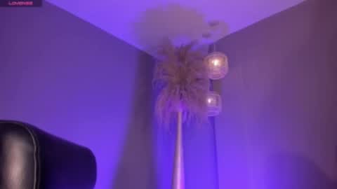 Snapshot of hannahjamesx chatting on February 23, 1:19 pm HANNAH J online show from February 23, 1:19 pm