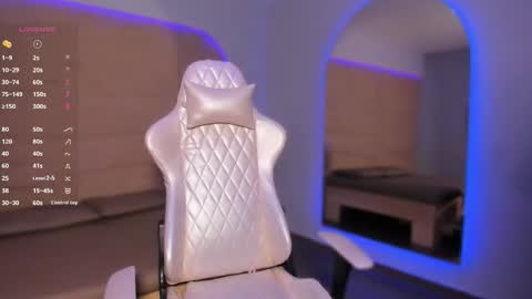 Snapshot of hannahmonttgomery chatting on February 1, 1:20 pm hannahmonttgomery Help me reach 100 Hands up online show from February 1, 1:20 pm