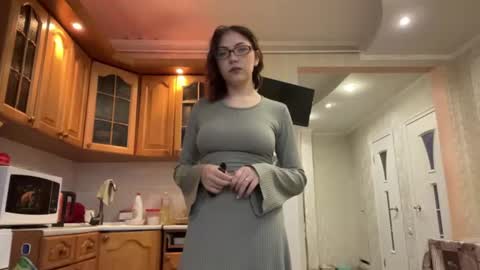 Snapshot of hannahsperberg chatting on June 13, 8:34 am Alla online show from June 13, 8:34 am