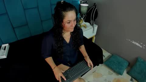 Snapshot of hanny_bliss chatting on December 19, 12:01 pm Hanny online show from December 19, 12:01 pm