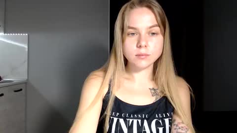 happy_fox_ online show from November 28, 8:22 pm