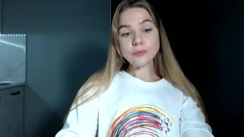 happy_fox_ online show from December 3, 8:40 pm