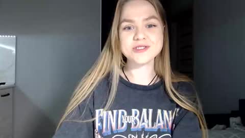 happy_fox_ online show from March 4, 9:10 pm