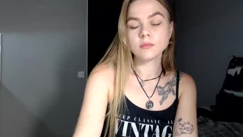 happy_fox_ online show from March 12, 8:48 pm