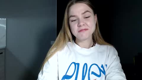 happy_fox_ online show from March 24, 9:09 pm