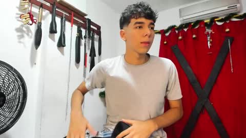 Snapshot of harry_latinboy chatting on December 8, 7:43 pm Harry online show from December 8, 7:43 pm