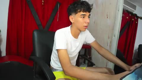 Snapshot of harry_latinboy chatting on December 12, 9:37 pm Harry online show from December 12, 9:37 pm