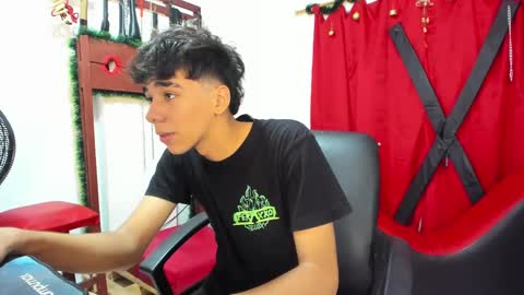 Snapshot of harry_latinboy chatting on December 15, 11:09 pm Harry online show from December 15, 11:09 pm