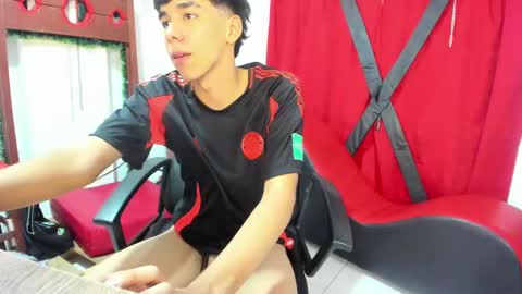 Snapshot of harry_latinboy chatting on December 16, 10:56 pm Harry online show from December 16, 10:56 pm