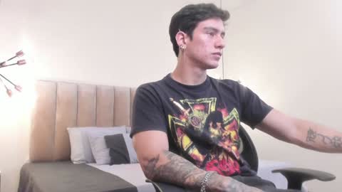 Snapshot of harryy_joness chatting on February 8, 5:18 pm Harry Jones online show from February 8, 5:18 pm