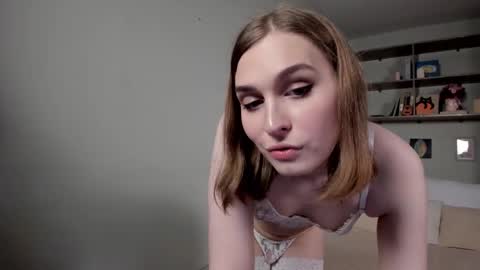 Mia online show from November 21, 6:01 am