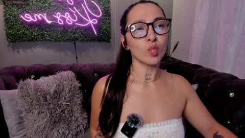 Snapshot of haze_vibes chatting on April 11, 1:43 am Maria online show from April 11, 1:43 am
