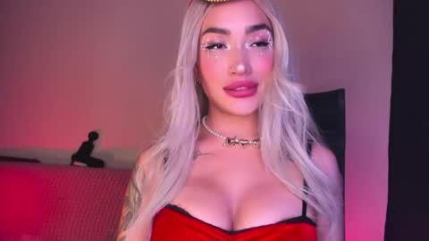 Snapshot of hazeeell chatting on November 11, 4:23 am Marie online show from November 11, 4:23 am