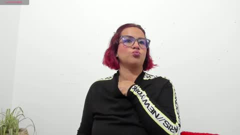 Snapshot of hazel_34 chatting on April 1, 8:37 am hazel online show from April 1, 8:37 am