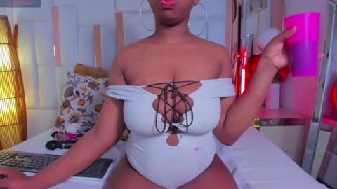 Snapshot of hazel_lanee chatting on June 1, 4:03 am hazel_lanee online show from June 1, 4:03 am
