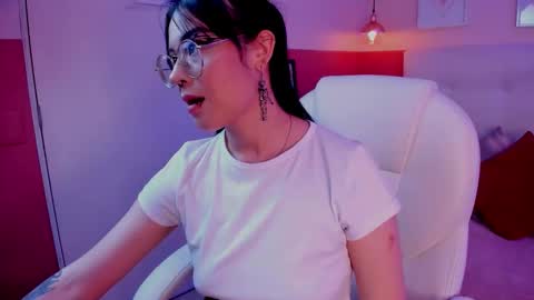 Snapshot of heaven_delight chatting on October 29, 12:51 pm Heaven online show from October 29, 12:51 pm