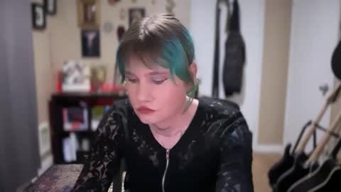 Snapshot of heavensentttt chatting on December 5, 7:05 am Saoirse online show from December 5, 7:05 am