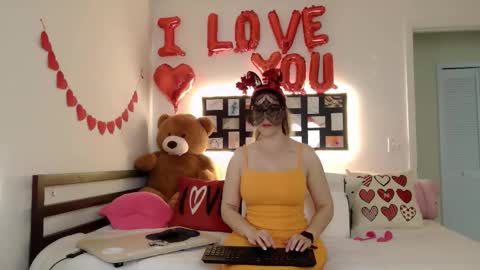 Snapshot of hebelongs2her chatting on February 7, 3:16 pm hebelongs2her online show from February 7, 3:16 pm