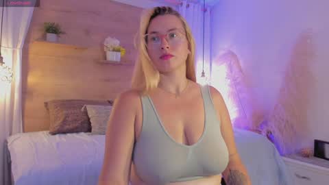 Snapshot of heidishayk chatting on December 31, 5:18 pm ANTARA REY online show from December 31, 5:18 pm