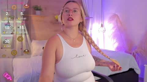 Snapshot of heidishayk chatting on January 24, 8:00 pm ANTARA REY online show from January 24, 8:00 pm