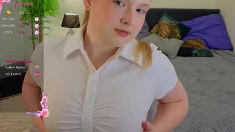 Snapshot of helda_mikons chatting on March 4, 6:19 am Luly online show from March 4, 6:19 am