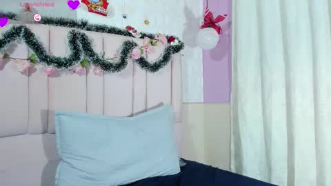 Snapshot of helenn_diaz chatting on December 14, 4:51 am helenn online show from December 14, 4:51 am