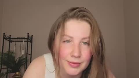 Snapshot of helens_lov chatting on June 25, 2:33 am Helen online show from June 25, 2:33 am