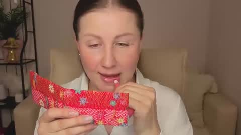Snapshot of helens_lov chatting on July 19, 1:53 am Helen online show from July 19, 1:53 am