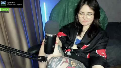Snapshot of hell_hotline chatting on May 16, 8:18 pm Red online show from May 16, 8:18 pm
