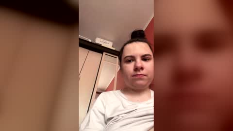 Snapshot of hellareousx chatting on March 3, 7:25 am HellaReousx online show from March 3, 7:25 am