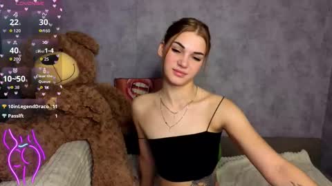 Snapshot of hellen__moore chatting on October 21, 1:17 am GTM3Mon Tue Wed Thu Fri San 0400 am-1030pm online show from October 21, 1:17 am